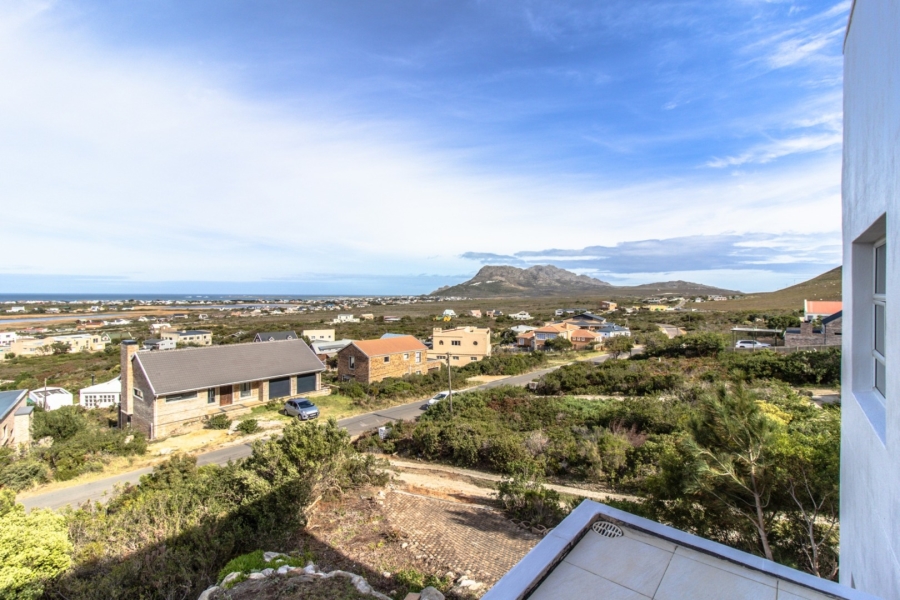 To Let 6 Bedroom Property for Rent in Bettys Bay Western Cape